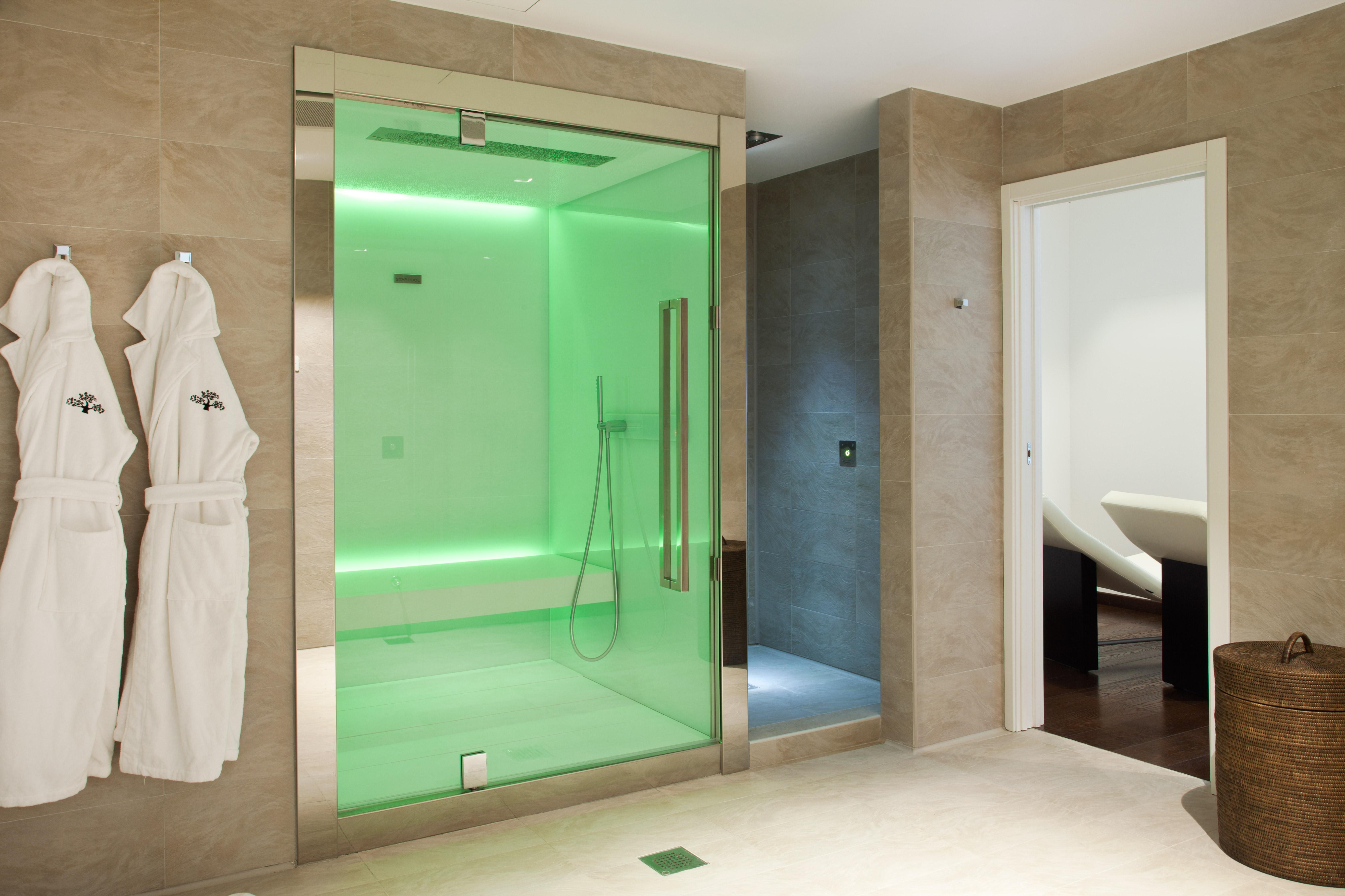 마그나 파스 이 호텔 어 퍼퓸 밀라노 외부 사진 A shower with coloured LED lighting
