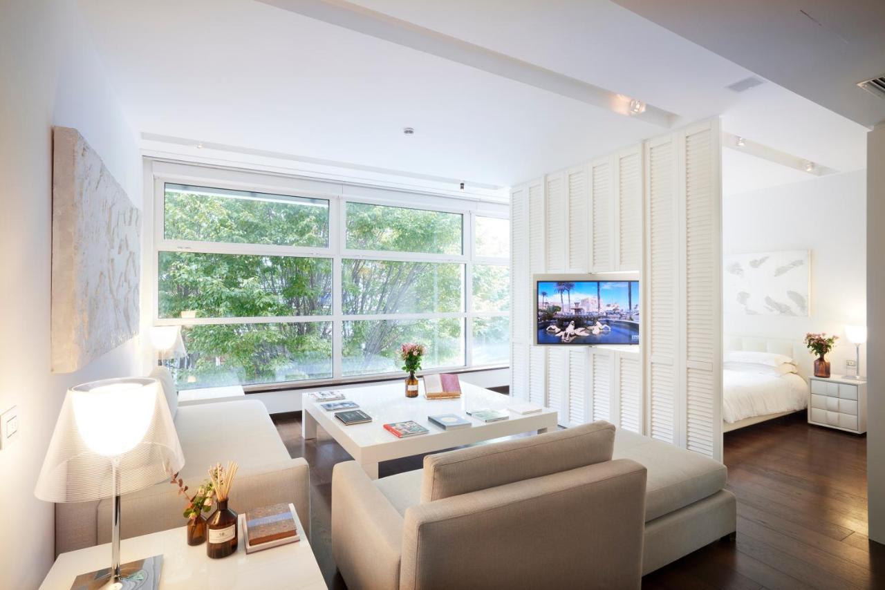 마그나 파스 이 호텔 어 퍼퓸 밀라노 외부 사진 A living room in a typical apartment at The Standard East Village