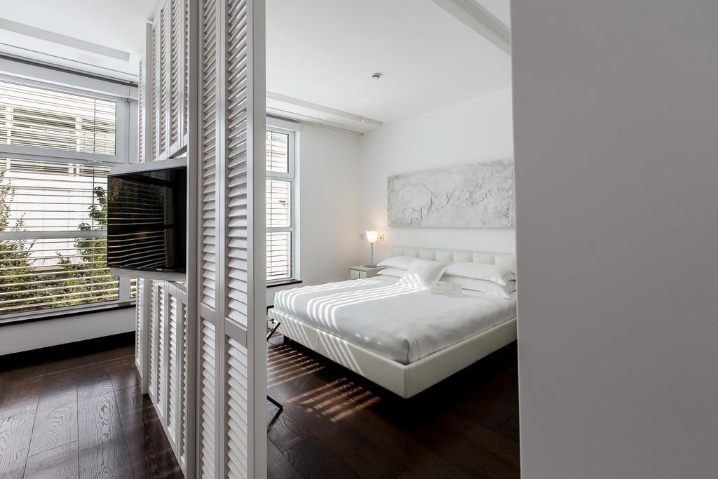 마그나 파스 이 호텔 어 퍼퓸 밀라노 외부 사진 A bedroom at the Mandarin Oriental, Munich
