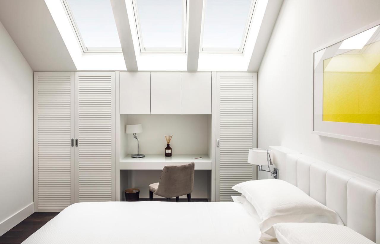마그나 파스 이 호텔 어 퍼퓸 밀라노 외부 사진 A bedroom with a skylight